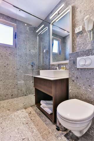 Гостевой дом Bono Luxury Rooms Будва Семейный номер с видом на море-3